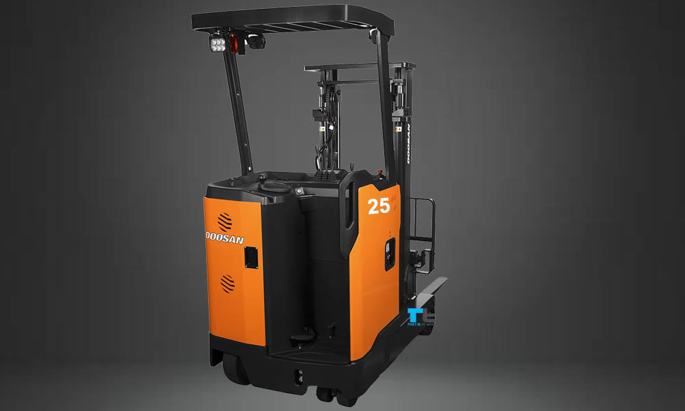 Xe nâng điện reach truck 2.5 tấn đứng lái Doosan nhập khẩu Hàn Quốc